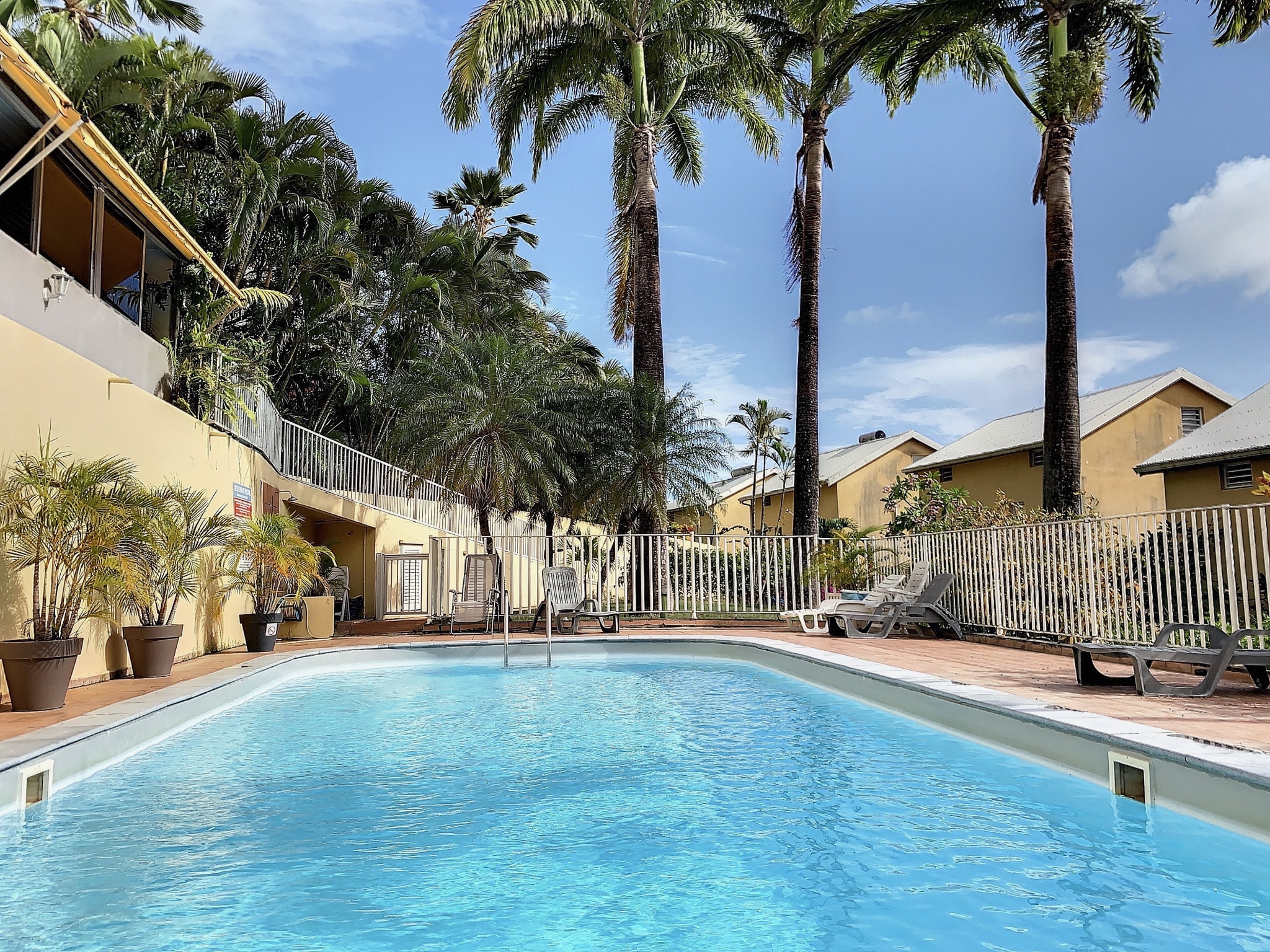 Vacances en Martinique avec bébé: location du lit parapluie avec matelas